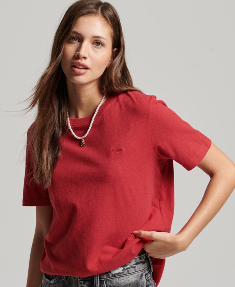 camiseta de algodão orgânico com logo vintage bordado na cor vermelho mamão mesclado.