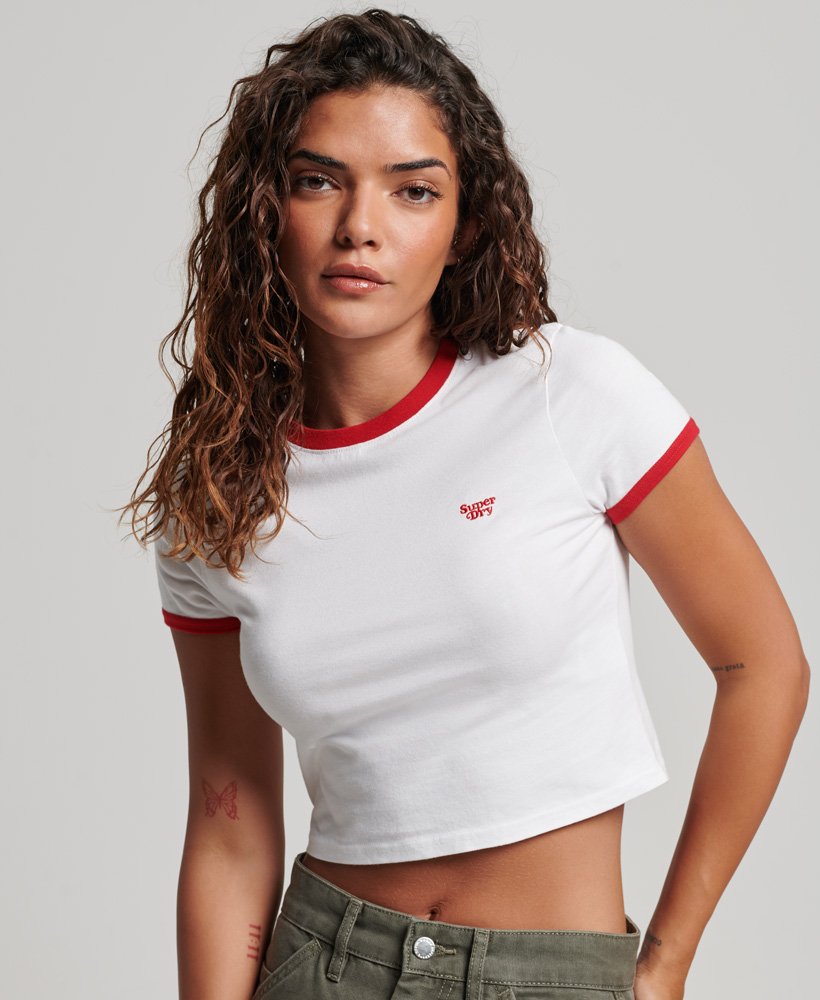 camiseta cropped de algodão orgânico com gola e punhos contrastantes nas cores branco Ópticovermelho universitÁrio