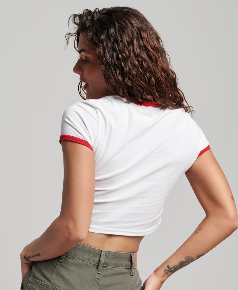 camiseta cropped de algodão orgânico com gola e punhos contrastantes nas cores branco Ópticovermelho universitÁrio