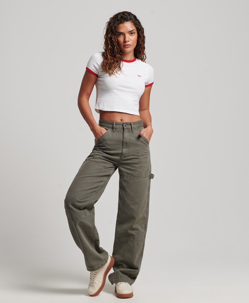 camiseta cropped de algodão orgânico com gola e punhos contrastantes nas cores branco Ópticovermelho universitÁrio