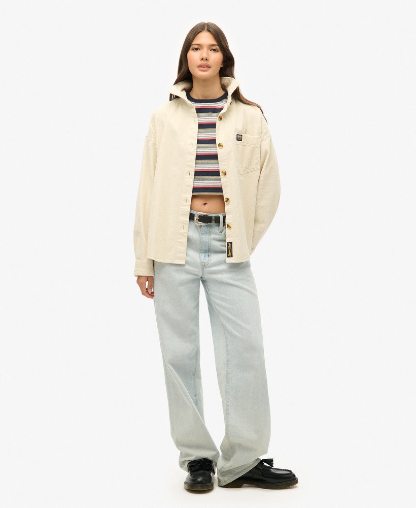 camiseta cropped listrada vintage na cor azul marinho eclipse.