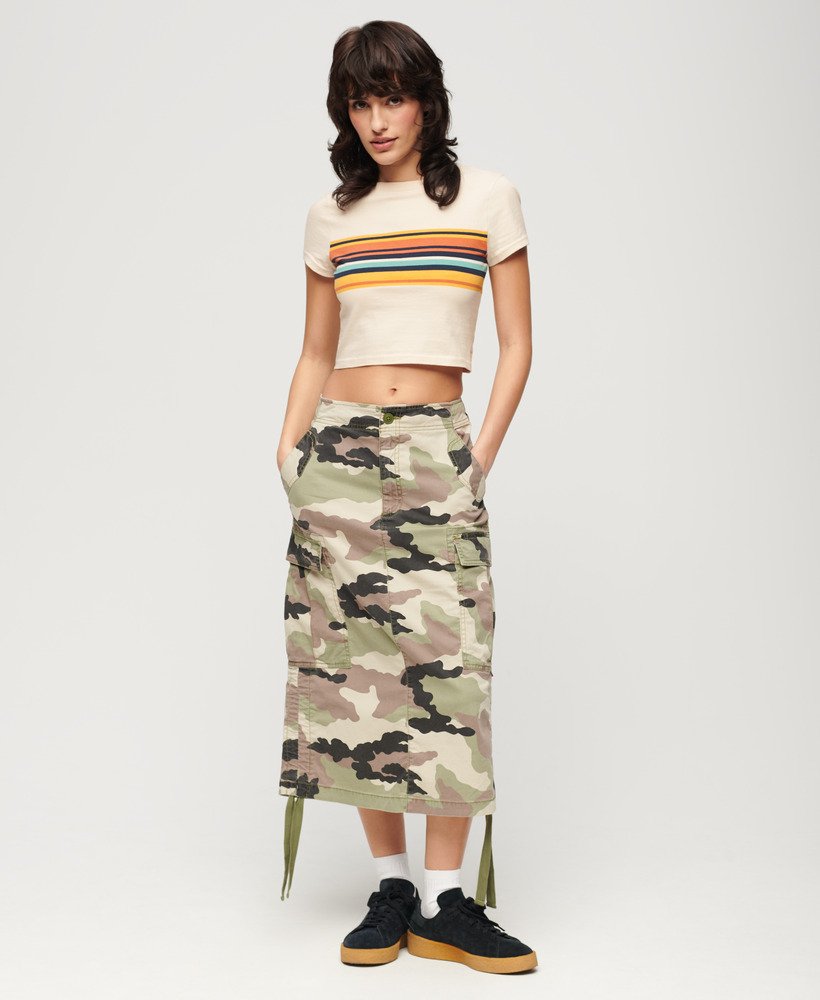 camiseta cropped listrada vintage em tons de aveia e laranja.