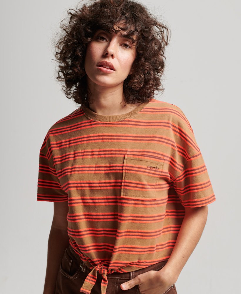 camiseta vintage de algodão orgânico com modelagem quadrada e amarração frontal na cor marrom tabaco com listras da denim co.