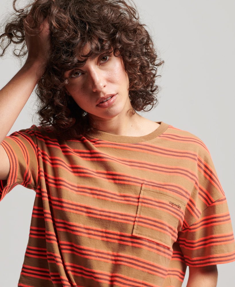 camiseta vintage de algodão orgânico com modelagem quadrada e amarração frontal na cor marrom tabaco com listras da denim co.