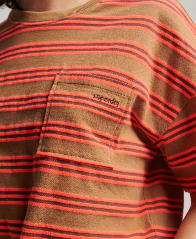 camiseta vintage de algodão orgânico com modelagem quadrada e amarração frontal na cor marrom tabaco com listras da denim co.