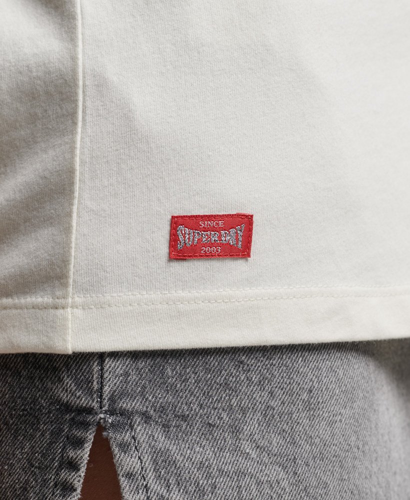 camiseta universitária vintage em algodão orgânico na cor off white.