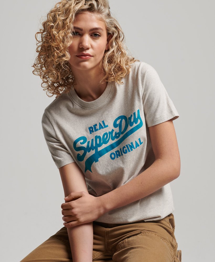 camiseta de algodão orgânico com estampa vintage do logo em cursiva na cor aveia mesclada.