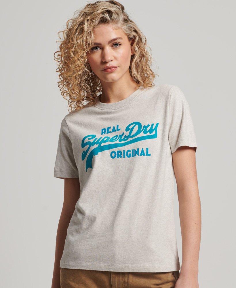camiseta de algodão orgânico com estampa vintage do logo em cursiva na cor aveia mesclada.