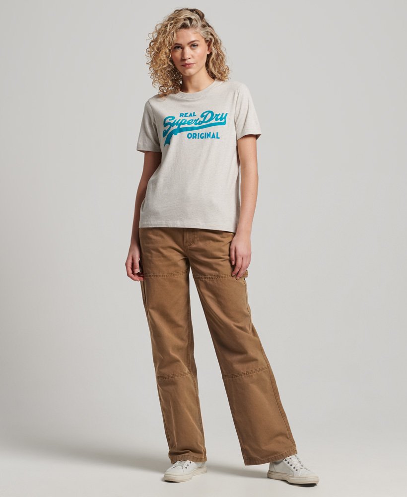 camiseta de algodão orgânico com estampa vintage do logo em cursiva na cor aveia mesclada.