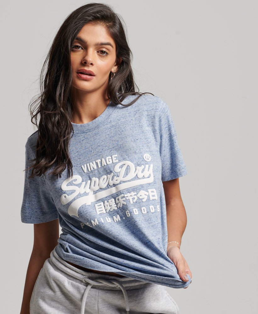 camiseta de algodão orgânico com estampa vintage do logo em estilo cursivo na cor azul mescla suave la.