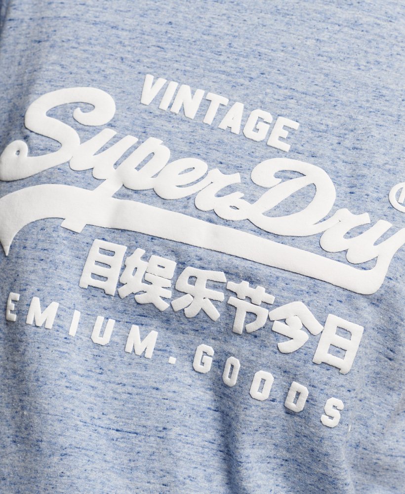 camiseta de algodão orgânico com estampa vintage do logo em estilo cursivo na cor azul mescla suave la.