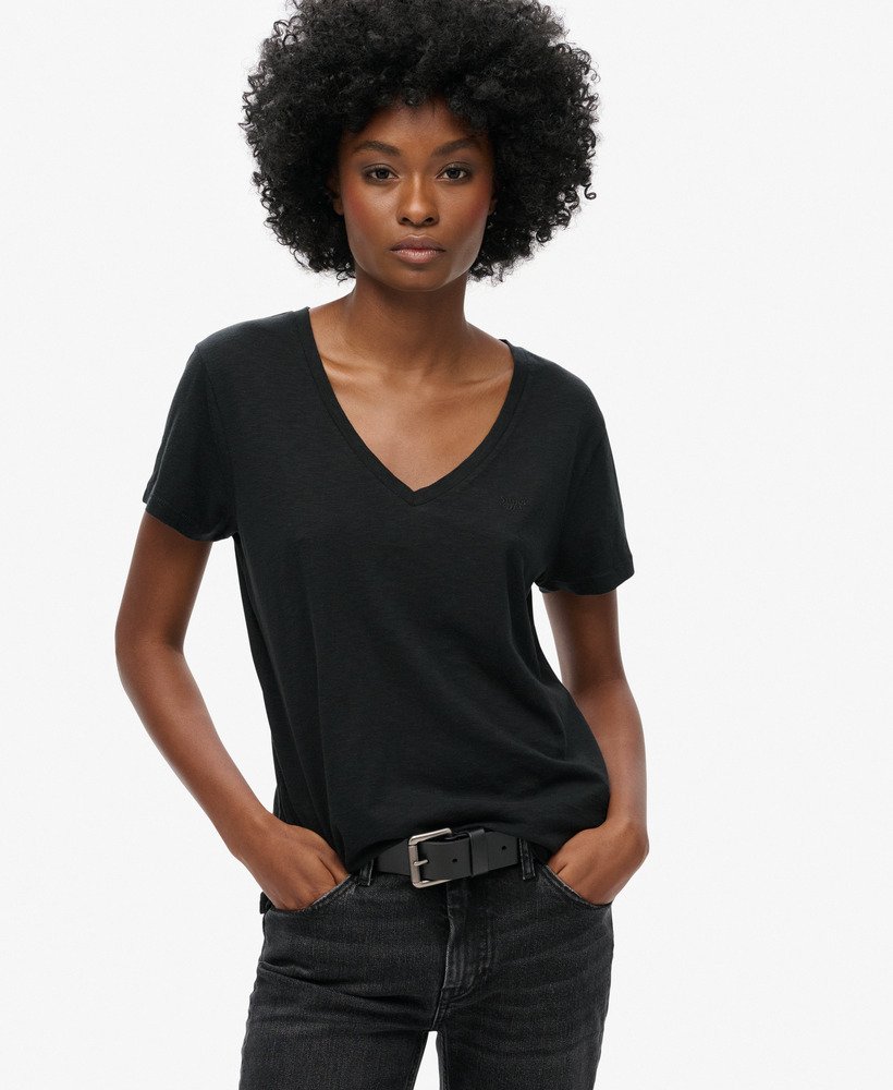 camiseta preta com decote em v e bordado texturizado.