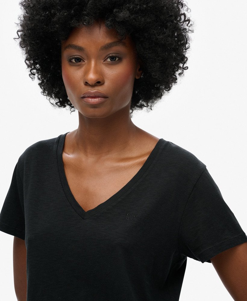 camiseta preta com decote em v e bordado texturizado.
