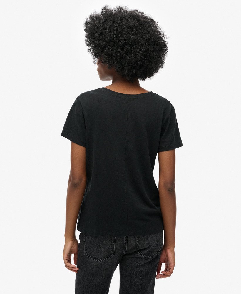 camiseta preta com decote em v e bordado texturizado.