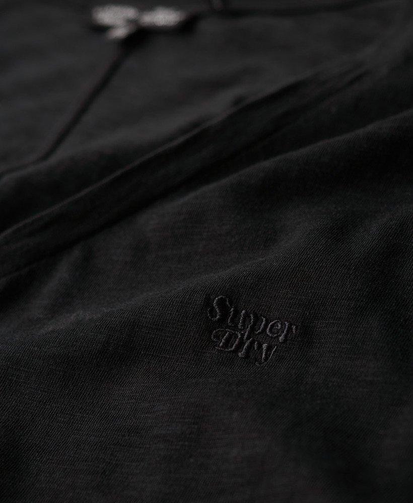 camiseta preta com decote em v e bordado texturizado.