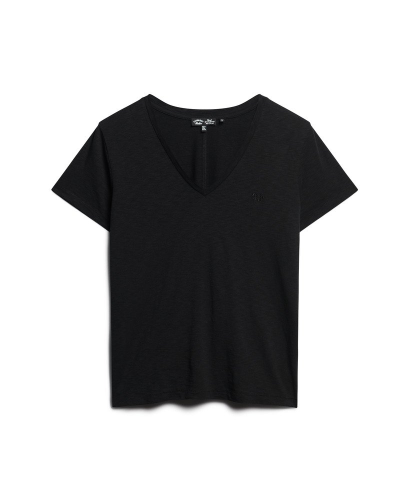 camiseta preta com decote em v e bordado texturizado.