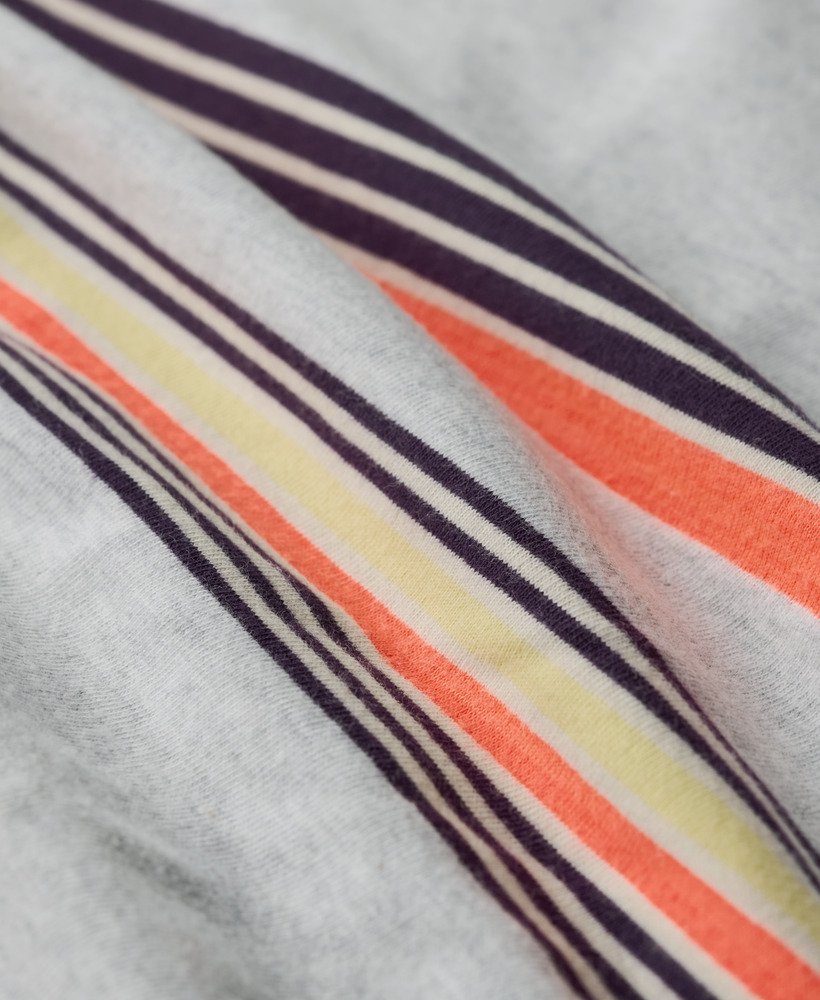 camiseta cropped listrada vintage em tons de roxo e cinza da califórnia.