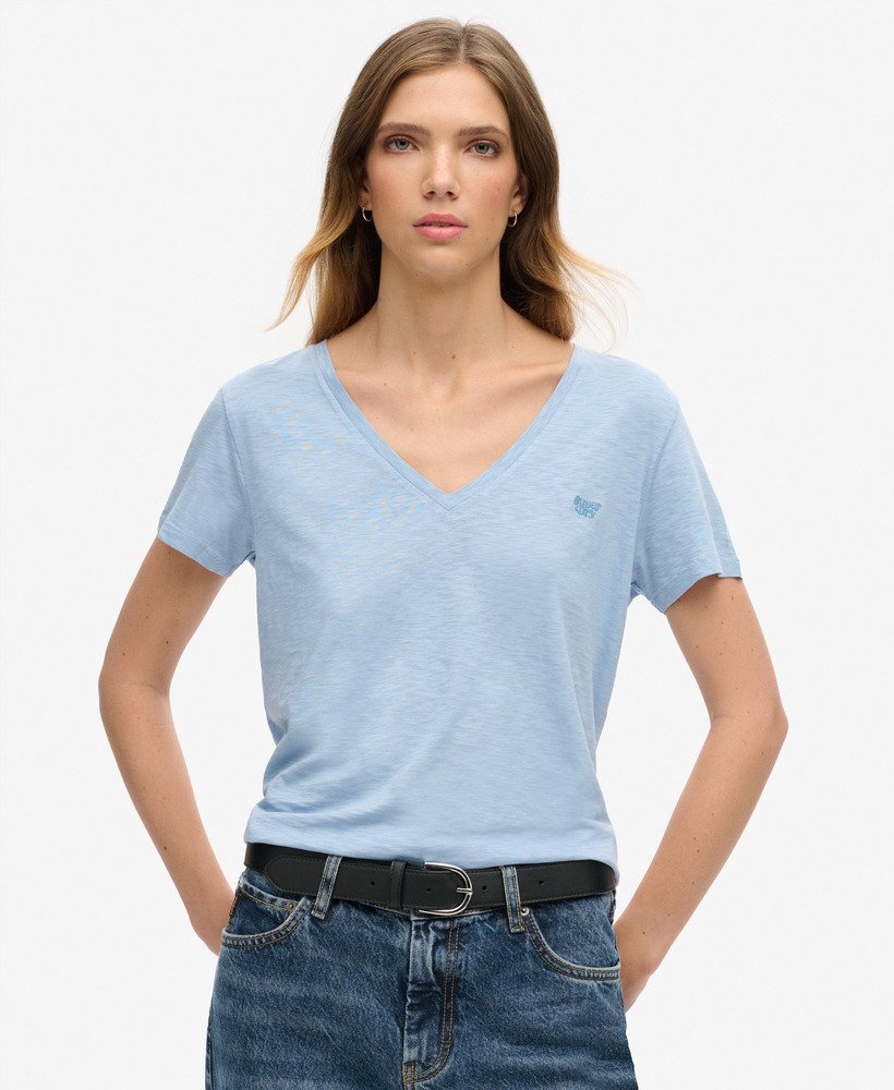 camiseta com decote em v bordada em tecido slub na cor azul eterno.