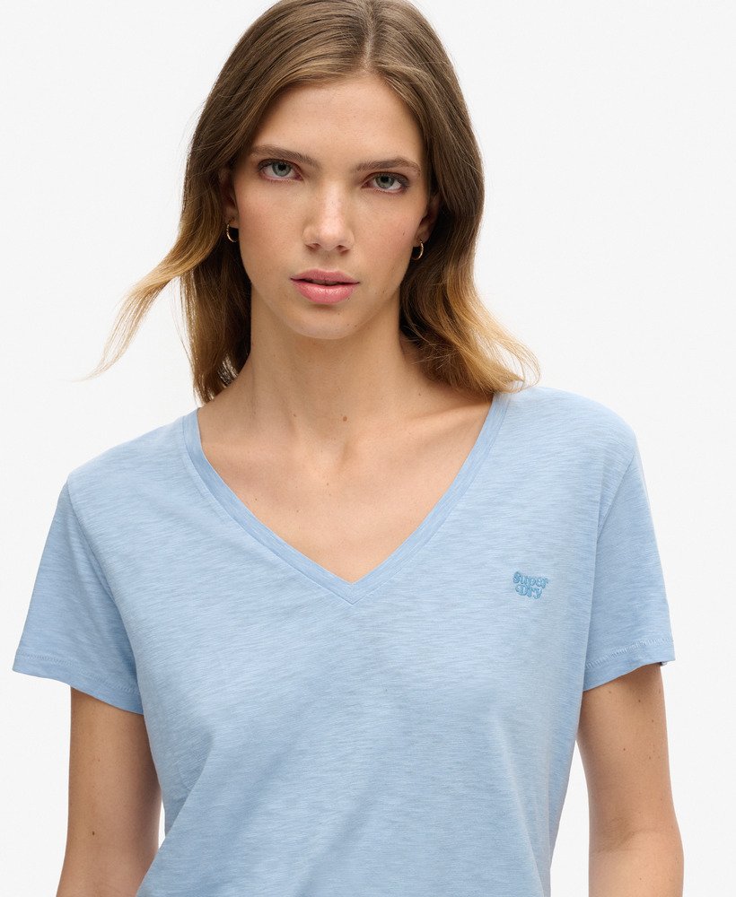 camiseta com decote em v bordada em tecido slub na cor azul eterno.