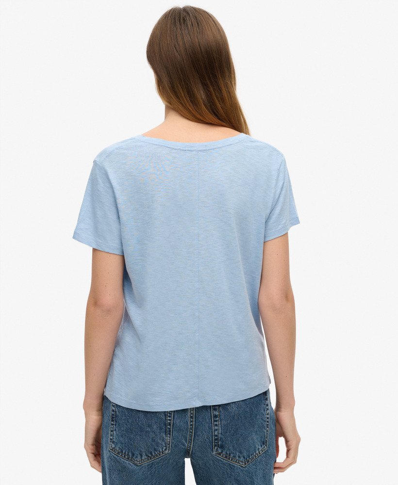 camiseta com decote em v bordada em tecido slub na cor azul eterno.