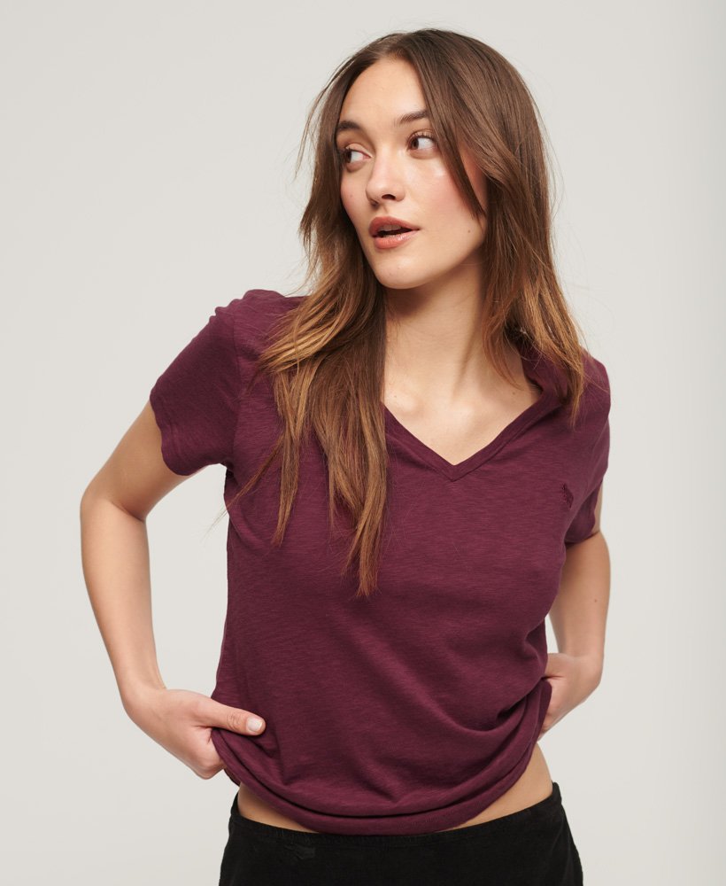 camiseta com decote em v bordada em tecido slub na cor deep port