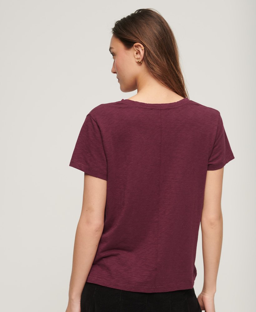 camiseta com decote em v bordada em tecido slub na cor deep port