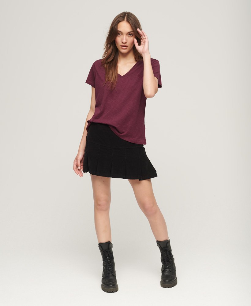camiseta com decote em v bordada em tecido slub na cor deep port
