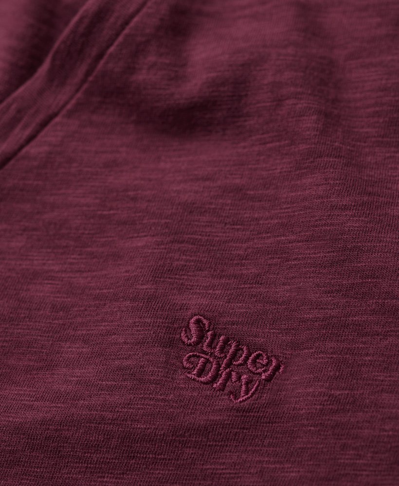 camiseta com decote em v bordada em tecido slub na cor deep port