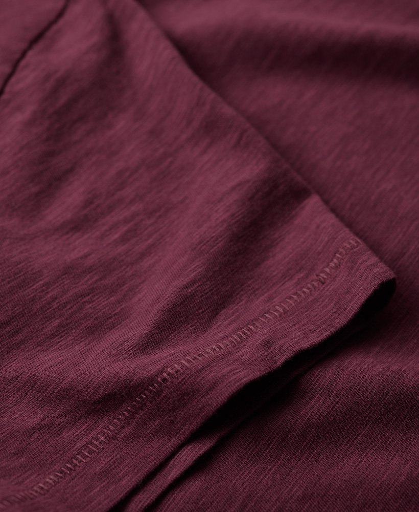 camiseta com decote em v bordada em tecido slub na cor deep port