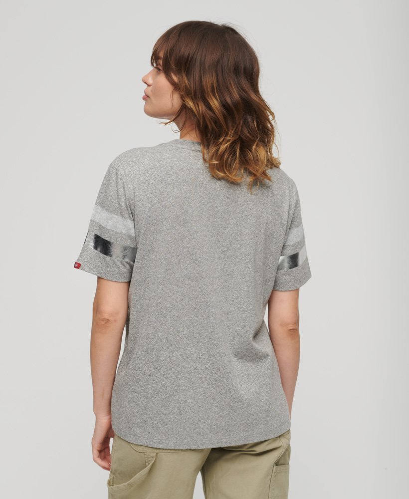 camiseta esportiva com logo vintage em cinza mesclado vintage.