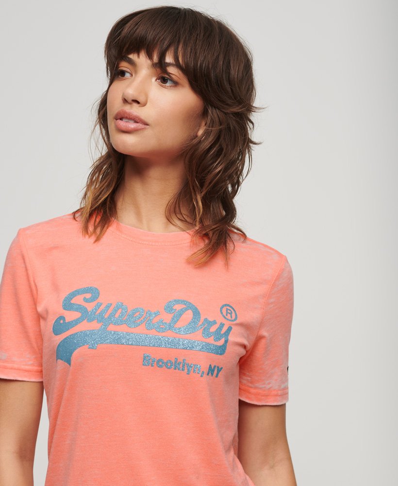 camiseta vintage com logo bordado na cor fusion coral.