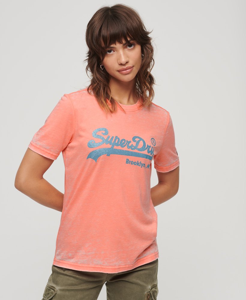 camiseta vintage com logo bordado na cor fusion coral.