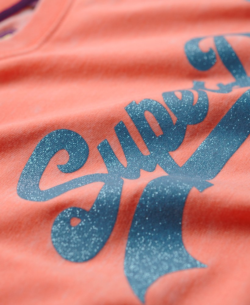 camiseta vintage com logo bordado na cor fusion coral.
