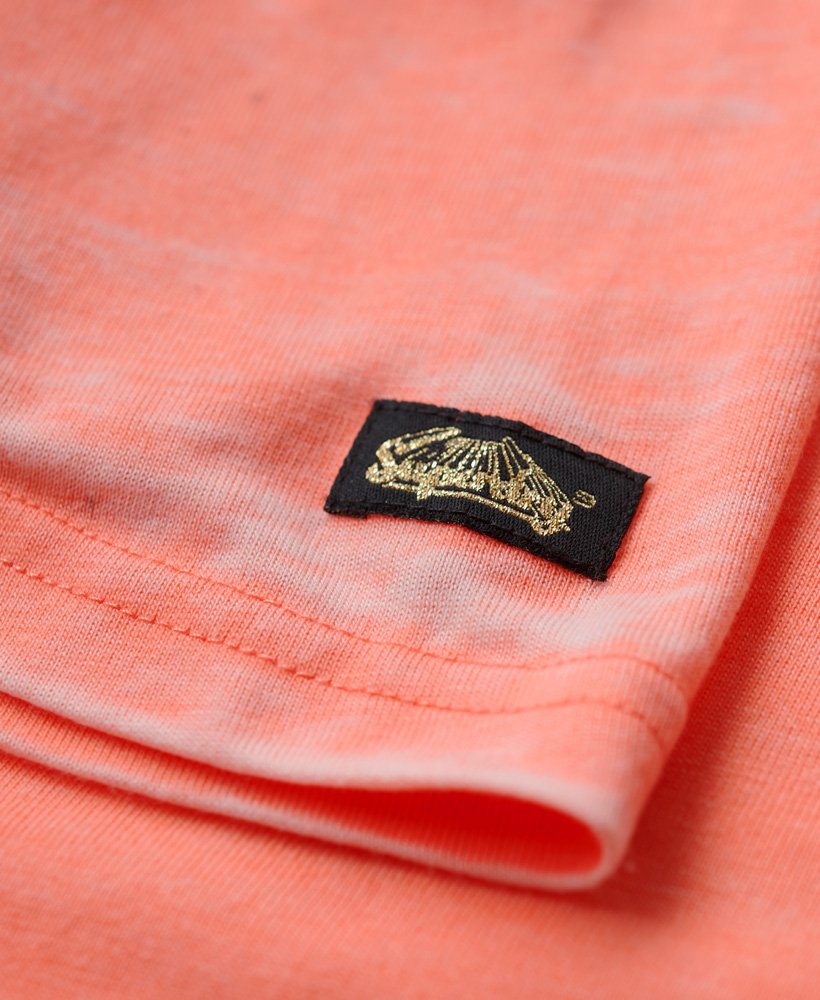 camiseta vintage com logo bordado na cor fusion coral.