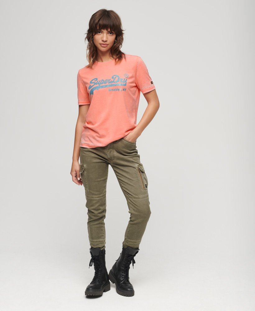 camiseta vintage com logo bordado na cor fusion coral.