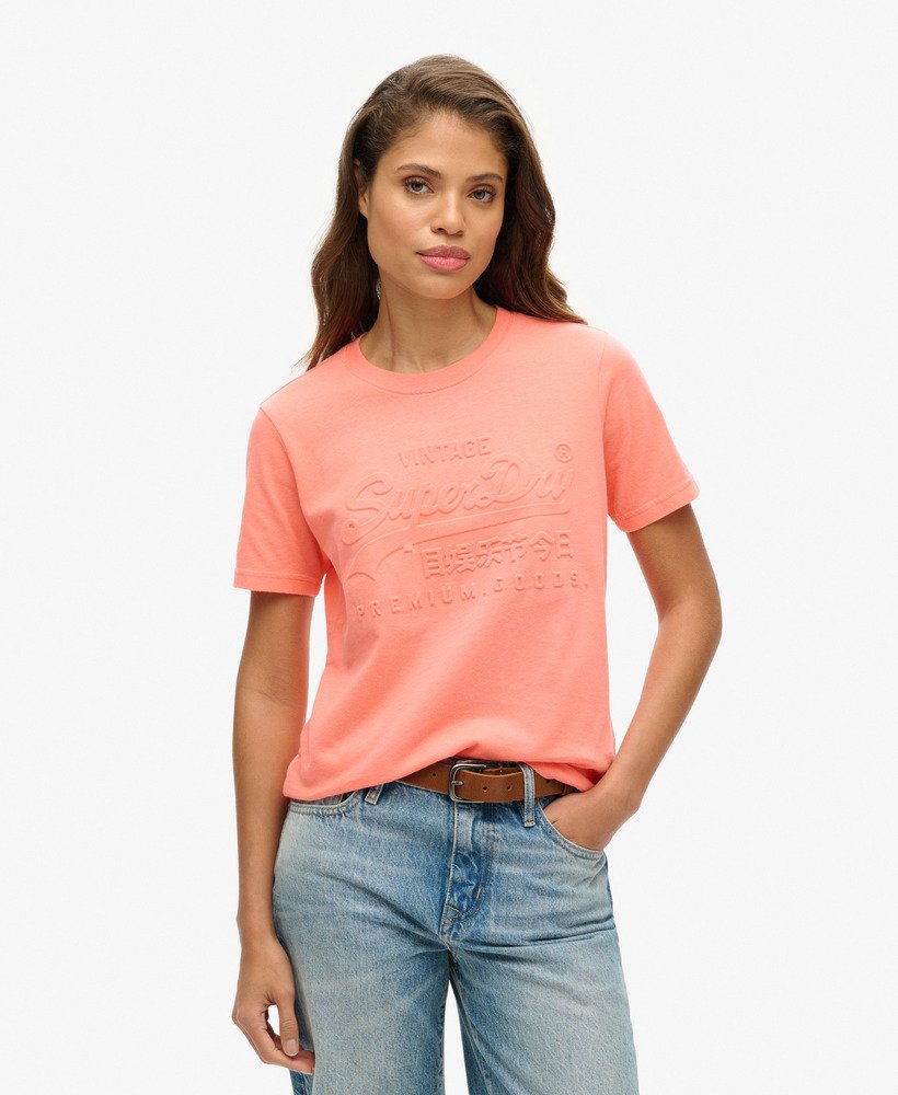 camiseta com logo vintage em relevo na cor fusion coral