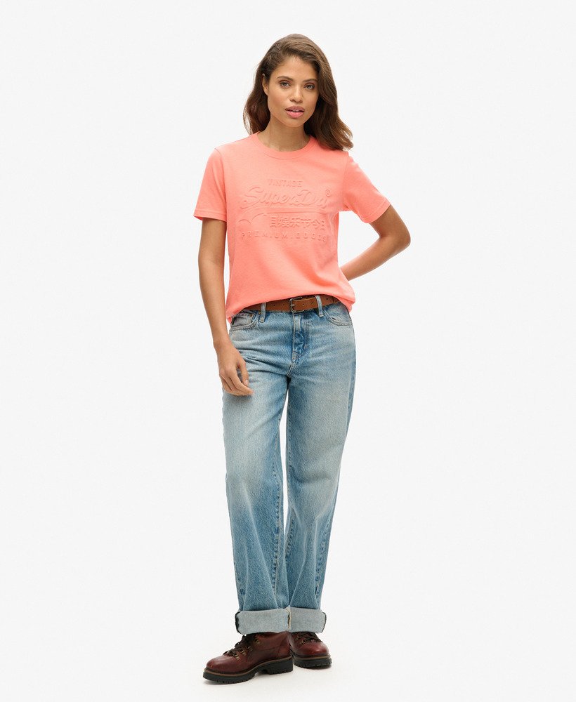 camiseta com logo vintage em relevo na cor fusion coral