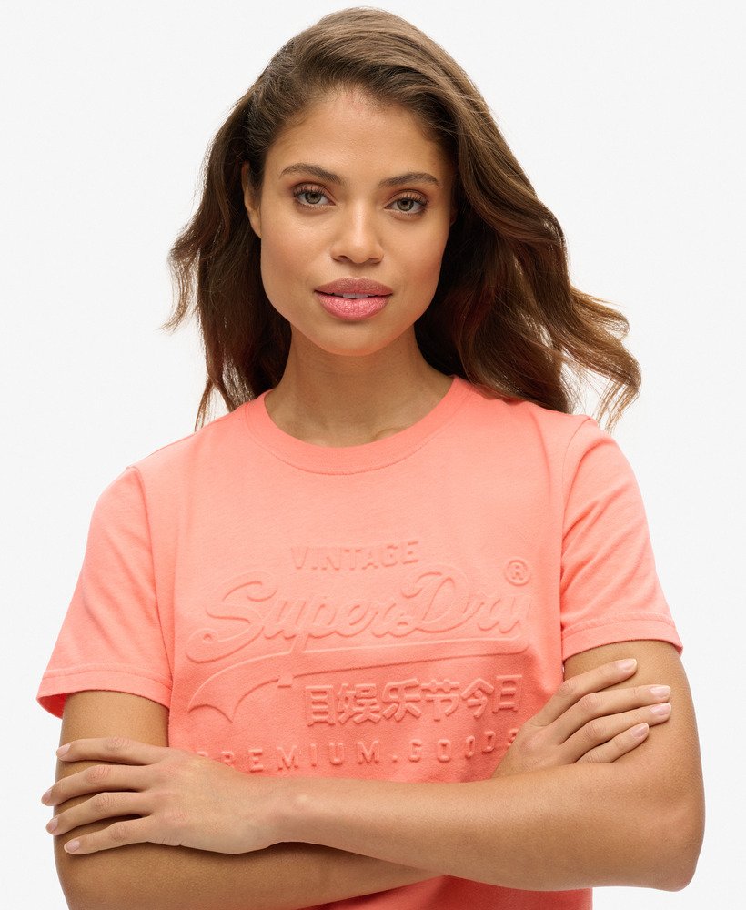 camiseta com logo vintage em relevo na cor fusion coral