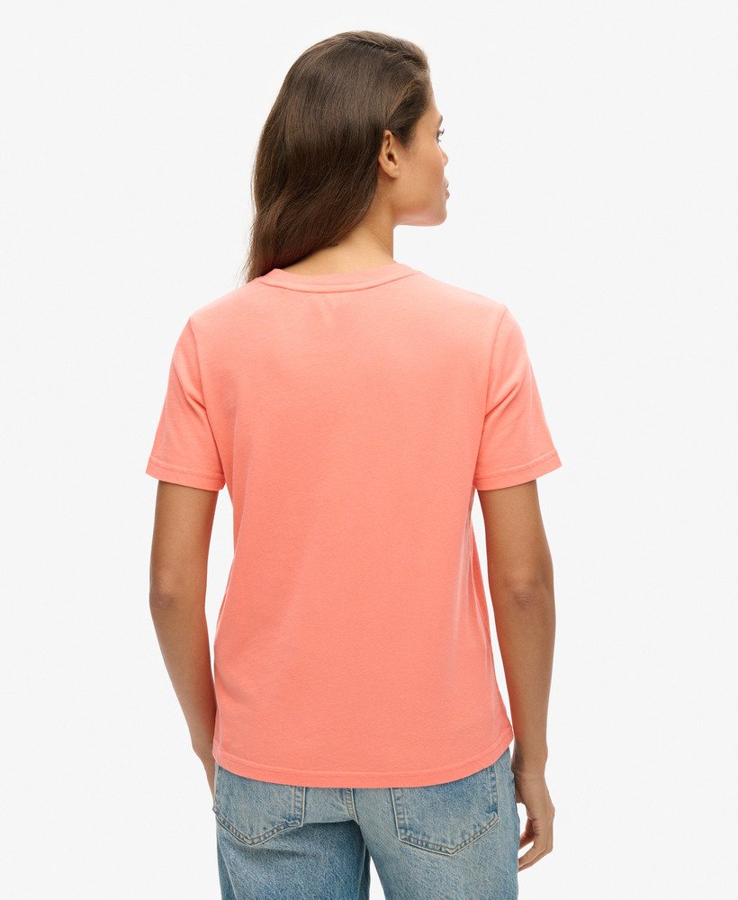 camiseta com logo vintage em relevo na cor fusion coral