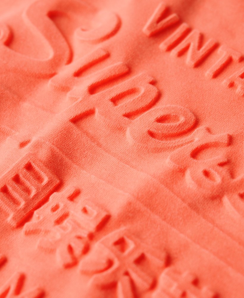 camiseta com logo vintage em relevo na cor fusion coral