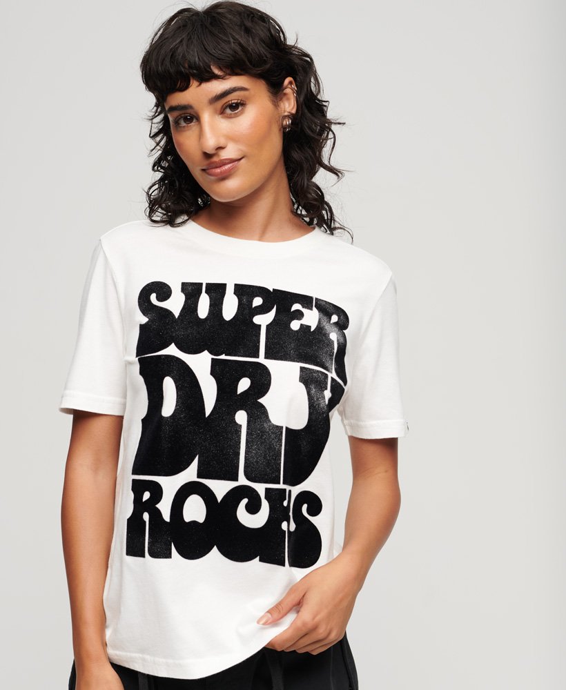 camiseta retrô com logo de rock dos anos 70 na cor cru
