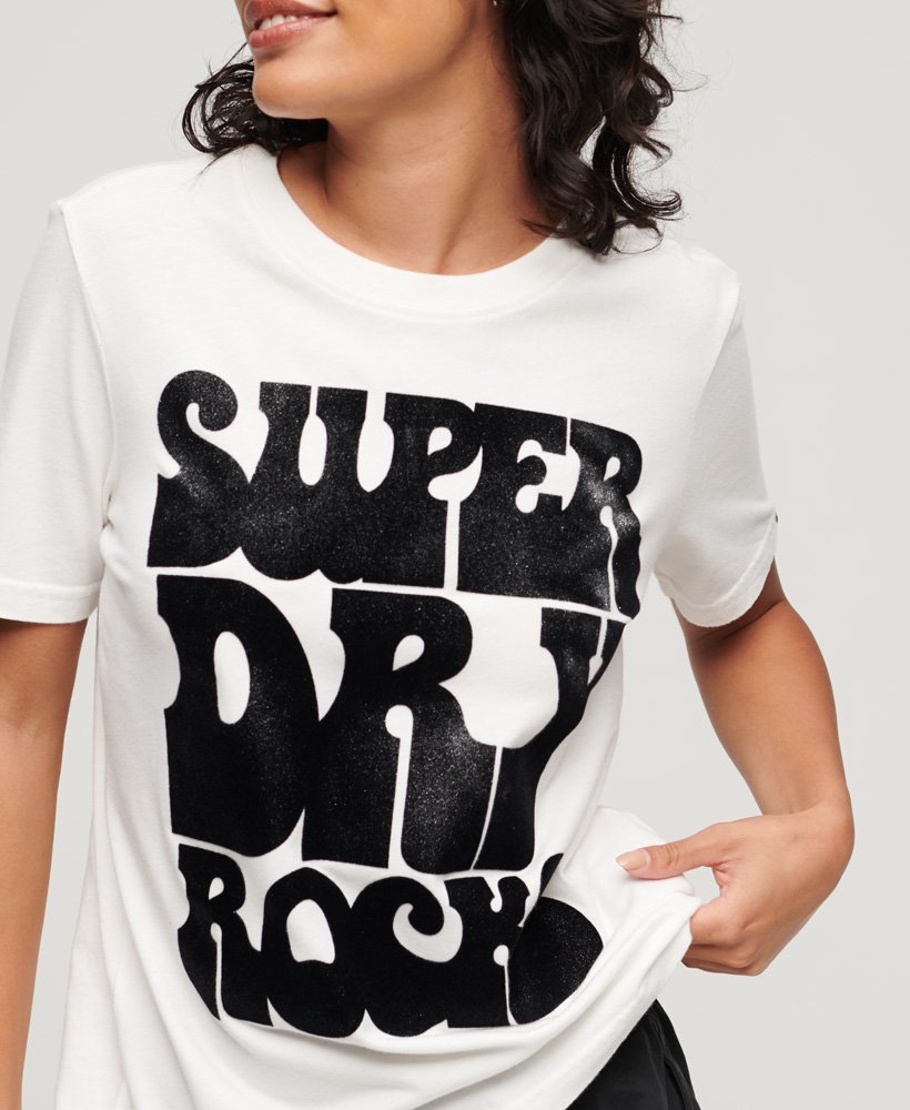 camiseta retrô com logo de rock dos anos 70 na cor cru