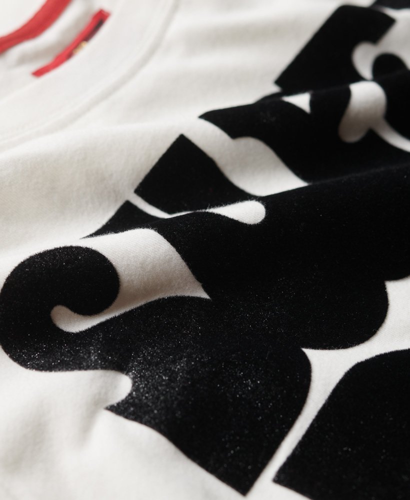 camiseta retrô com logo de rock dos anos 70 na cor cru