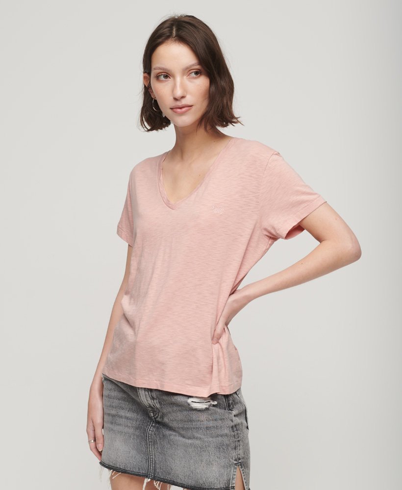 camiseta com decote em v bordada em tecido texturizado rosa acinzentado