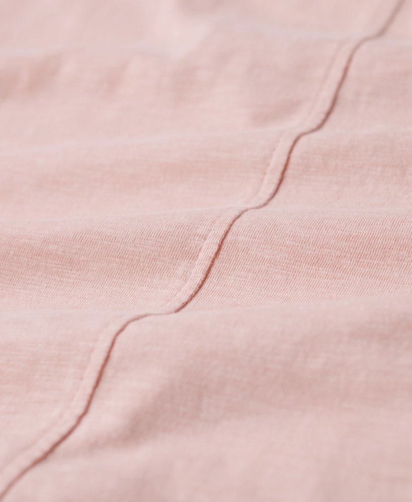 camiseta com decote em v bordada em tecido texturizado rosa acinzentado