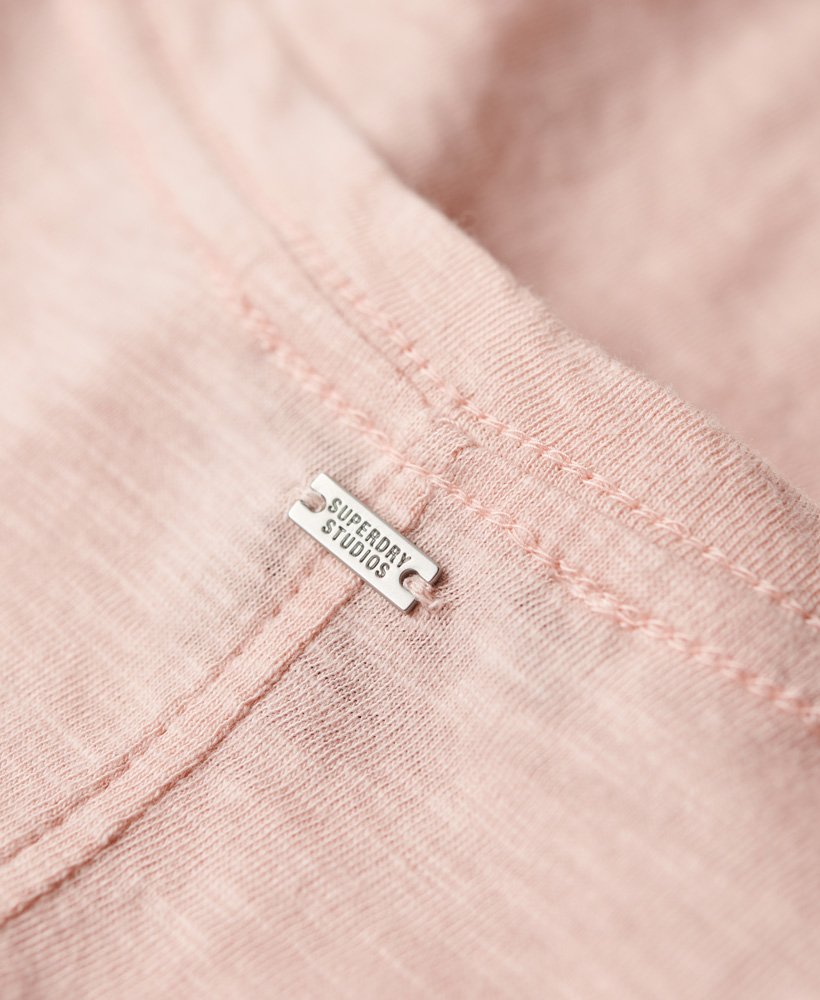 camiseta com decote em v bordada em tecido texturizado rosa acinzentado