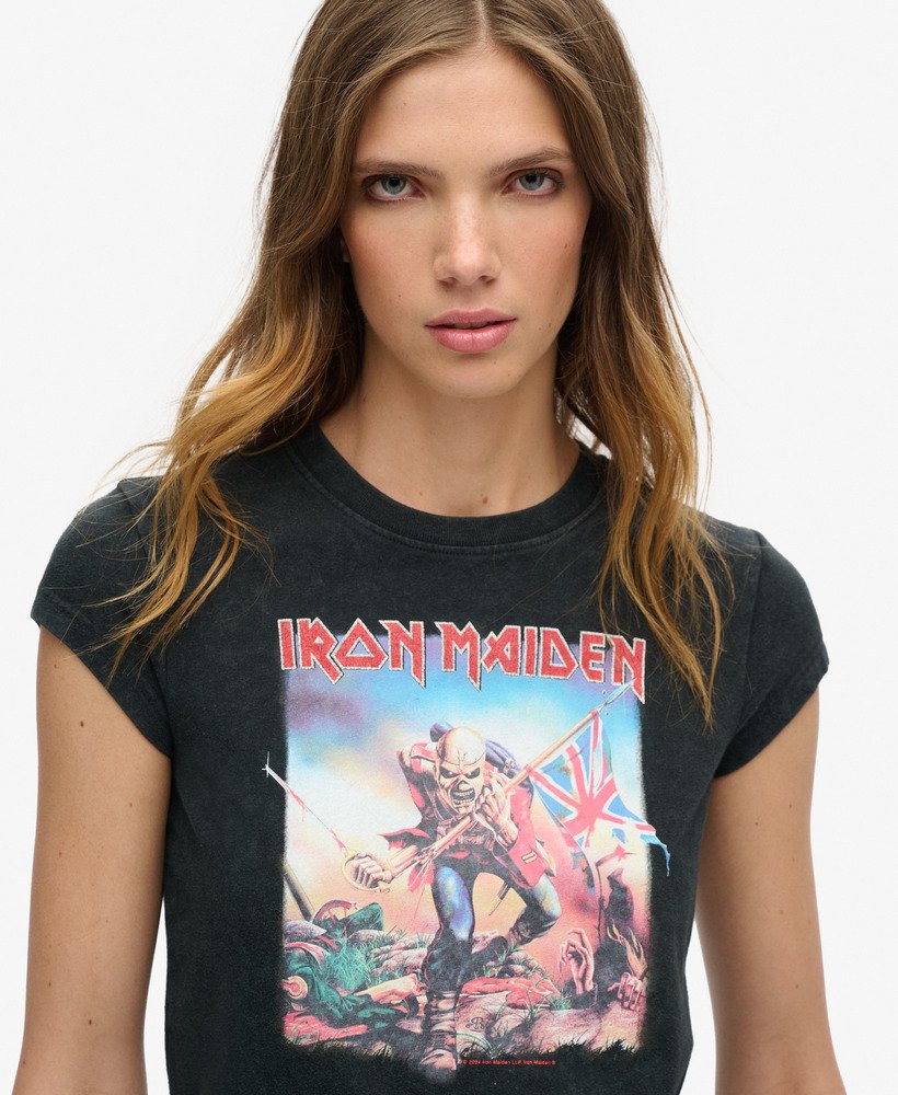 camiseta iron maiden x superdry de manga curta modelo heavy back na cor preta.