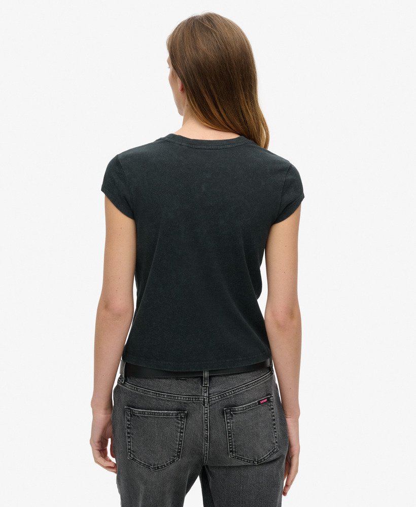 camiseta iron maiden x superdry de manga curta modelo heavy back na cor preta.