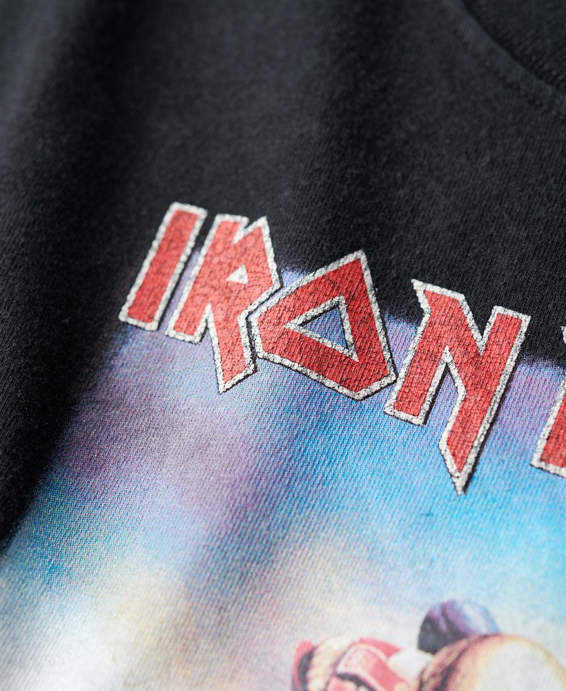 camiseta iron maiden x superdry de manga curta modelo heavy back na cor preta.