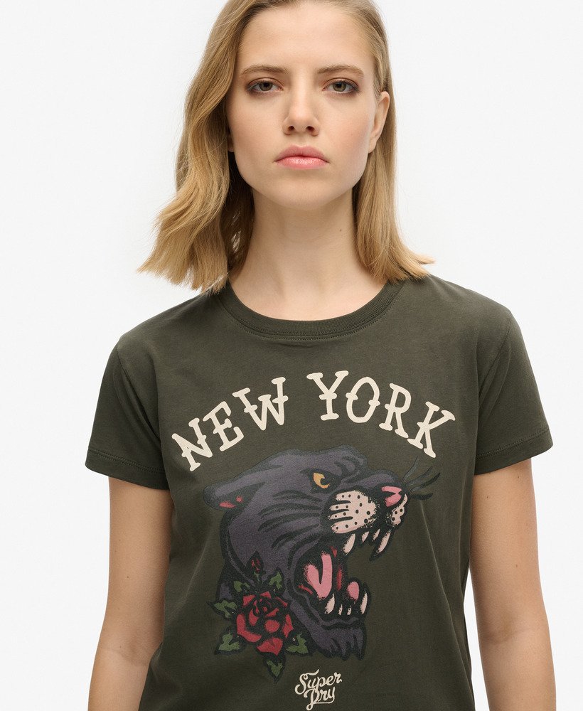 camiseta tattoo graphic anos 90 em tons de cinza escuro e verde.